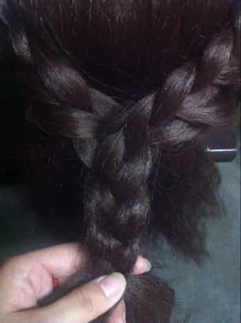 <em>爱心头</em>编发图解教程 圣诞甜心宝贝<em>发型</em>来袭 (4