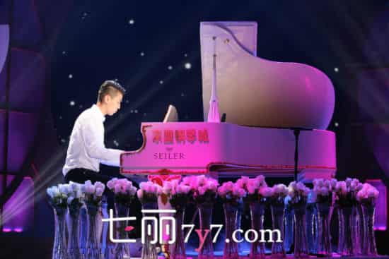 《天天向上》中国女排张晓雅牵彭帅走秀 曝个