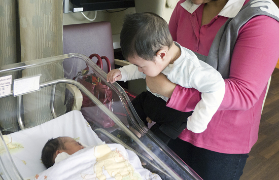 李嘉欣<em>儿子</em>的照片与<em>名字</em>曝光 <em>姐姐</em>带小王子探