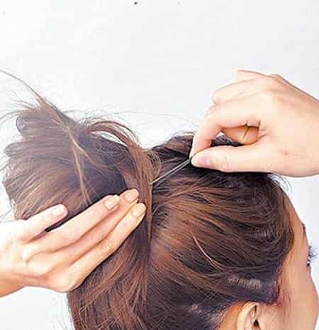 长直发如何<em>扎</em>花苞头<em>图解</em> <em>百变发型</em>装饰心情 (3