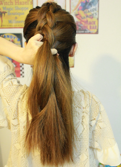 法国浪漫<em>长发编发发型扎法</em> 让你立刻甜美变身