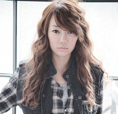 <em>中长发大卷发型图片</em> 秋季里的浪漫调味剂 - 七