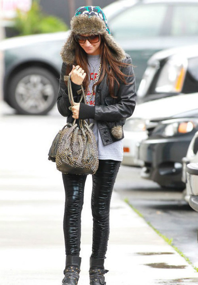 2012冬装显瘦搭配技巧 性感小皮裤打造<em>美腿翘</em>