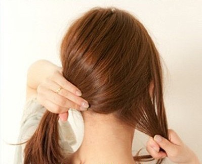 适合大圆脸中长发发型扎法