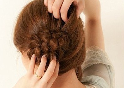 适合大圆脸中长发发型扎法