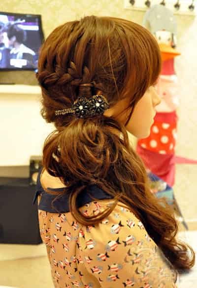 韩式马尾编发扎法<em>步骤</em> 简单教程打造<em>时尚</em>凌乱