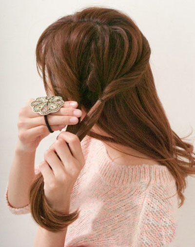 简单侧边扎发步骤教程 圣诞约会蓬松慵懒系发