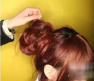 <em>头发</em>少<em>怎样扎</em>花苞头 巧用假发打造朋克风花苞