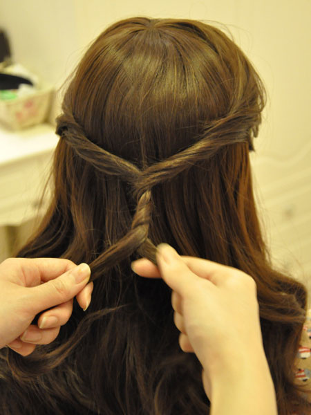 韩系复古卷发<em>发型</em>打理 编出甜美公主气质范儿