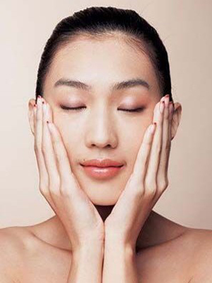 化妆水怎么用 水嫩白皙肌肤拍出来 - 七丽女性