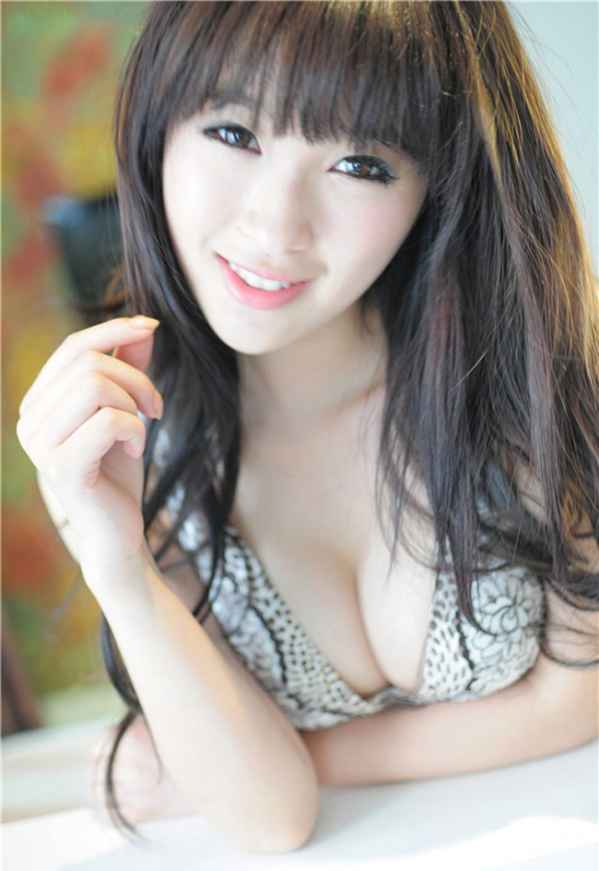 <em>90后</em>双生<em>姐妹花</em>写真 性感比基尼上演致命诱惑