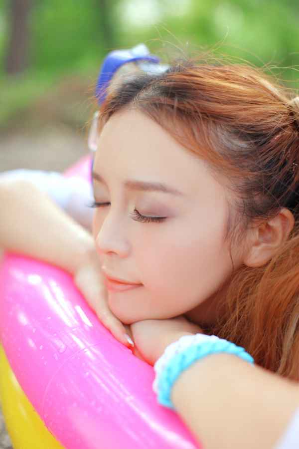 小滨崎步90后人气美女+裴紫绮全新森林戏水写真