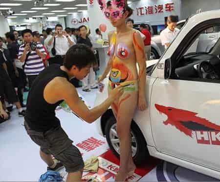 2012<em>海南</em>海口<em>车展</em>模特尺度大 人体彩绘<em>车展</em>变