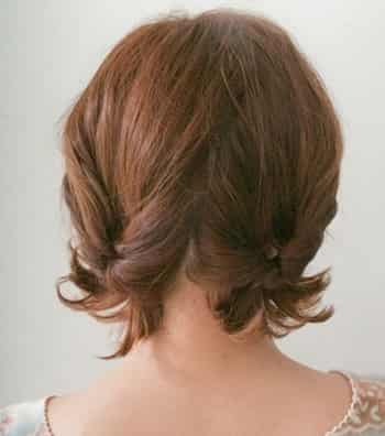 冬季戴帽子中短发发型扎法图解