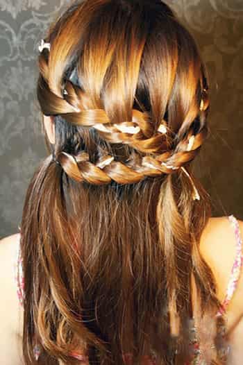 韩式披肩发盘发步骤及图解+显现优雅气质+(9)