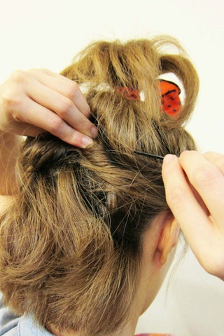 短发怎么扎好看图解 分享齐肩短发简单盘发教