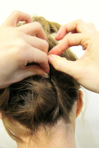 短发怎么扎好看图解 分享齐肩短发简单盘发教