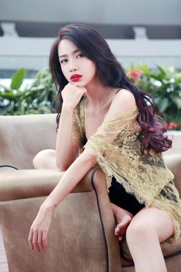 艳女潘霜霜酥胸傲臀图片 搔首弄姿激情四射 (第