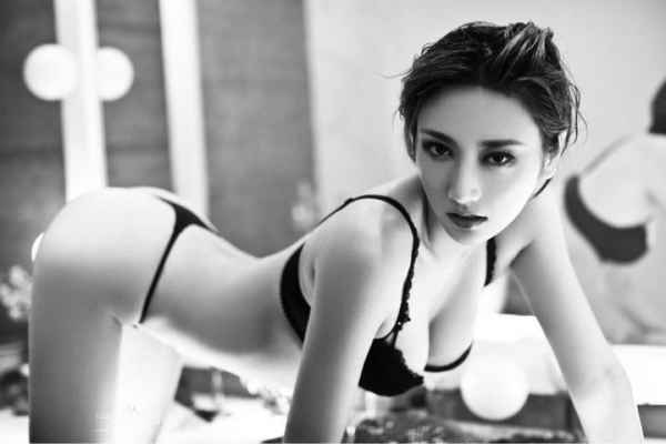 人气模特韩卓尔真空全裸写真 纤腰美腿酥胸半露惹围观 (第1页) - 七丽女性网