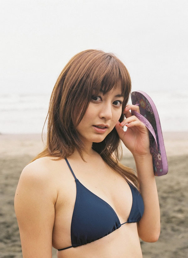 <em>日本美女女优</em>穿比基尼性感照<em>图片</em> 白皙肌肤让