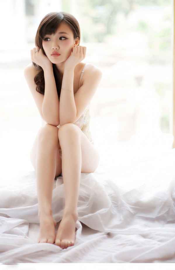 <em>性感尤物纯白</em>色小露酥胸写真 上演透视睡衣极