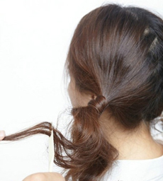 如何快速扎双马尾 20140115161241633.jpg