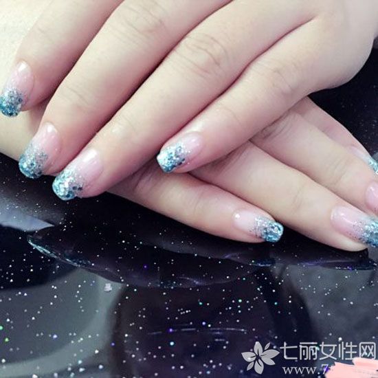 亮片渐变美甲图片,渐变亮片美甲图片2015款式
