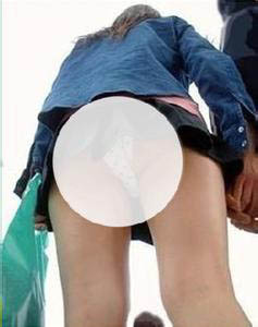 画面不堪入目卖给黄网页!央视曝团伙偷拍裙底