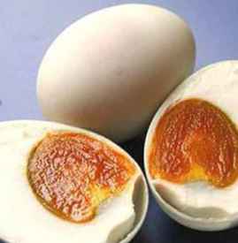 咸鸭蛋蛋黄变黑能吃吗 怎么辨别咸鸭蛋是否变