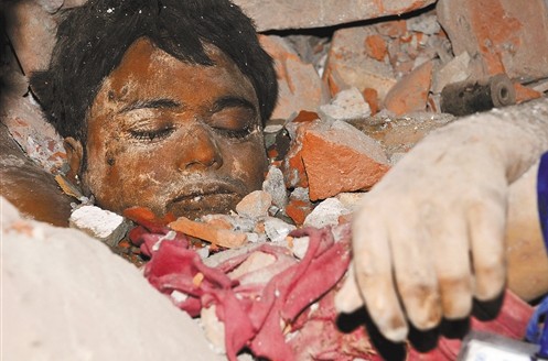 孟加拉楼房倒塌致233人死亡 市民被活埋废墟中(图)