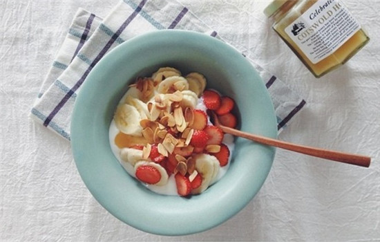 晚上喝酸奶会胖吗,晚上喝酸奶会不会长胖,晚上