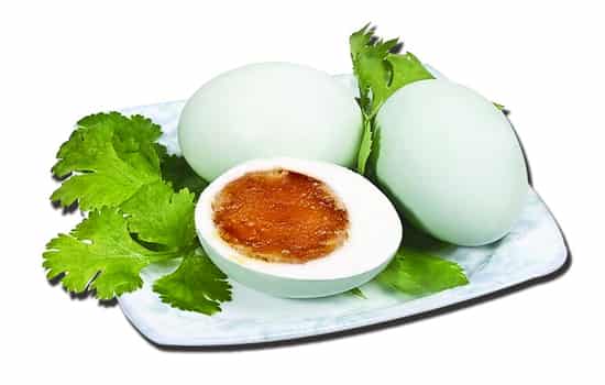 过咸的食物:咸菜,咸蛋,咸鱼,腊肉,熏肉等,还有咸味的饼干也不宜吃.