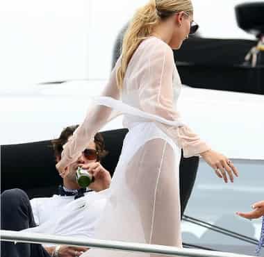 海莉·鲍德温(Hailey Baldwin)街拍  白色透视长裙性感撩人