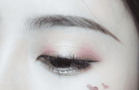 人鱼姬眼影画法