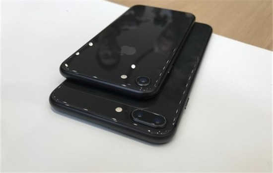 前置摄像头依然是700万像素,后置还是双1200万像素(iphone  8
