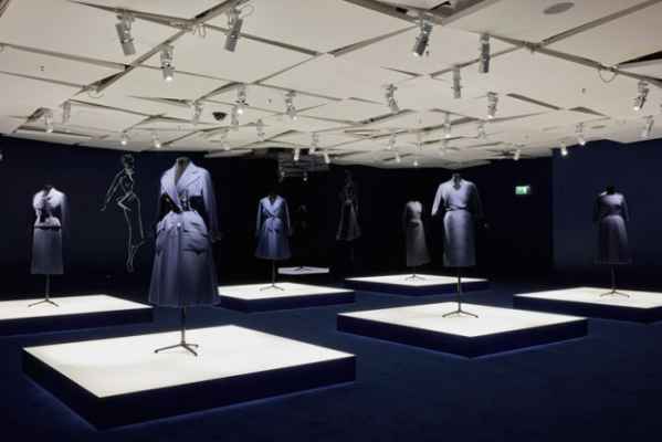 Dior于法国拉法叶百货推出《I feel blue》-第4张图片-创载好文