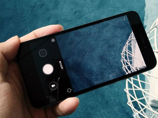 红米5A新机上手测评 价格599元配置怎么样 - 七