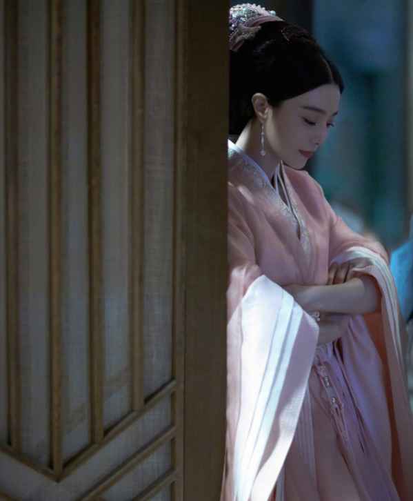 范冰冰携手 Louis Vuitton 演绎穿越时空的华丽之旅-第8张图片-创载好文