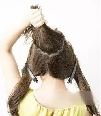 第二步:然后用手将偏梳的头顶发丝抓出蓬松度,这样编出来的辫子更加的