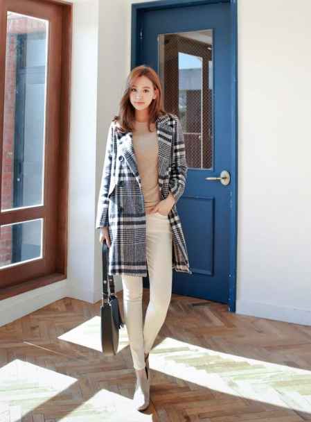 黑白格子大衣里面搭配什么衣服 黑白格子大衣里面搭配什么衣服