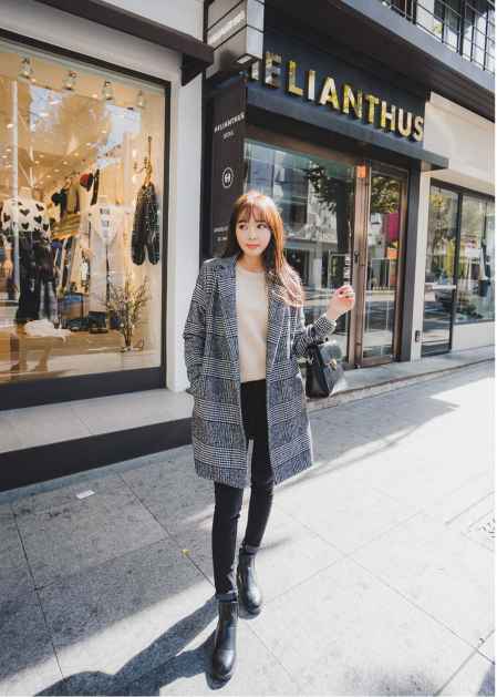 黑白格子大衣里面搭配什么衣服 黑白格子大衣里面搭配什么衣服