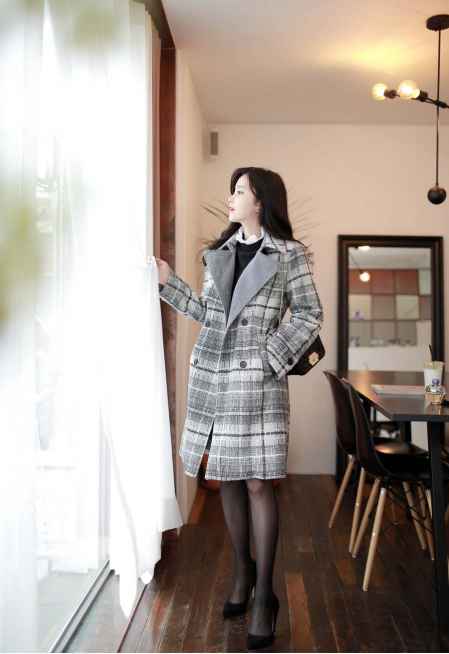 黑白格子大衣里面搭配什么衣服 黑白格子大衣里面搭配什么衣服