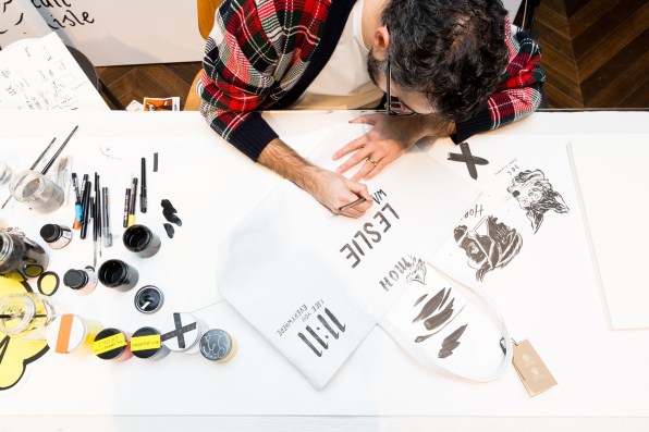 Danny Sangra携手Burberry推出涂鸦手包-第3张图片-创载好文