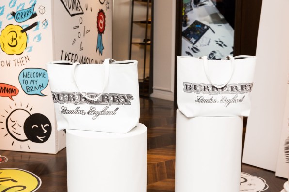 Danny Sangra携手Burberry推出涂鸦手包-第6张图片-创载好文