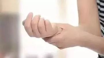 手麻是什么原因引起的 教你两招挥别手麻