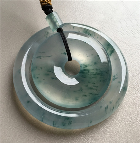 翡翠手镯戴在哪只手好 戴这只手好处多多