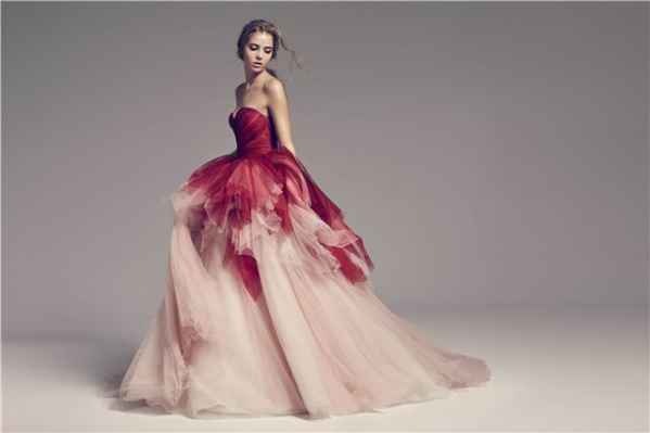 NICOLENICOLE + FELICIA2018春夏婚纱系列 经典与创新的绝美嫁衣-第2张图片-创载好文