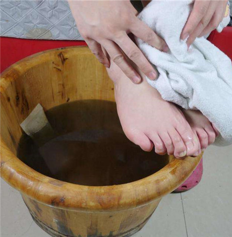 肝火旺可以泡脚吗 上火的人怎么泡脚较好
