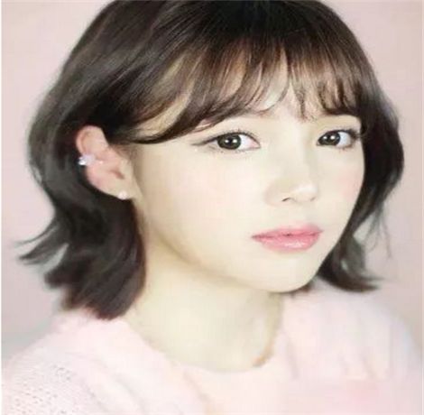 2018流行大脸发型图片 脸有点大配什么发型好看