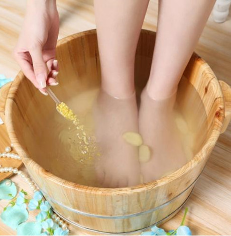每天用什么泡脚能减肥 一个月可甩10斤